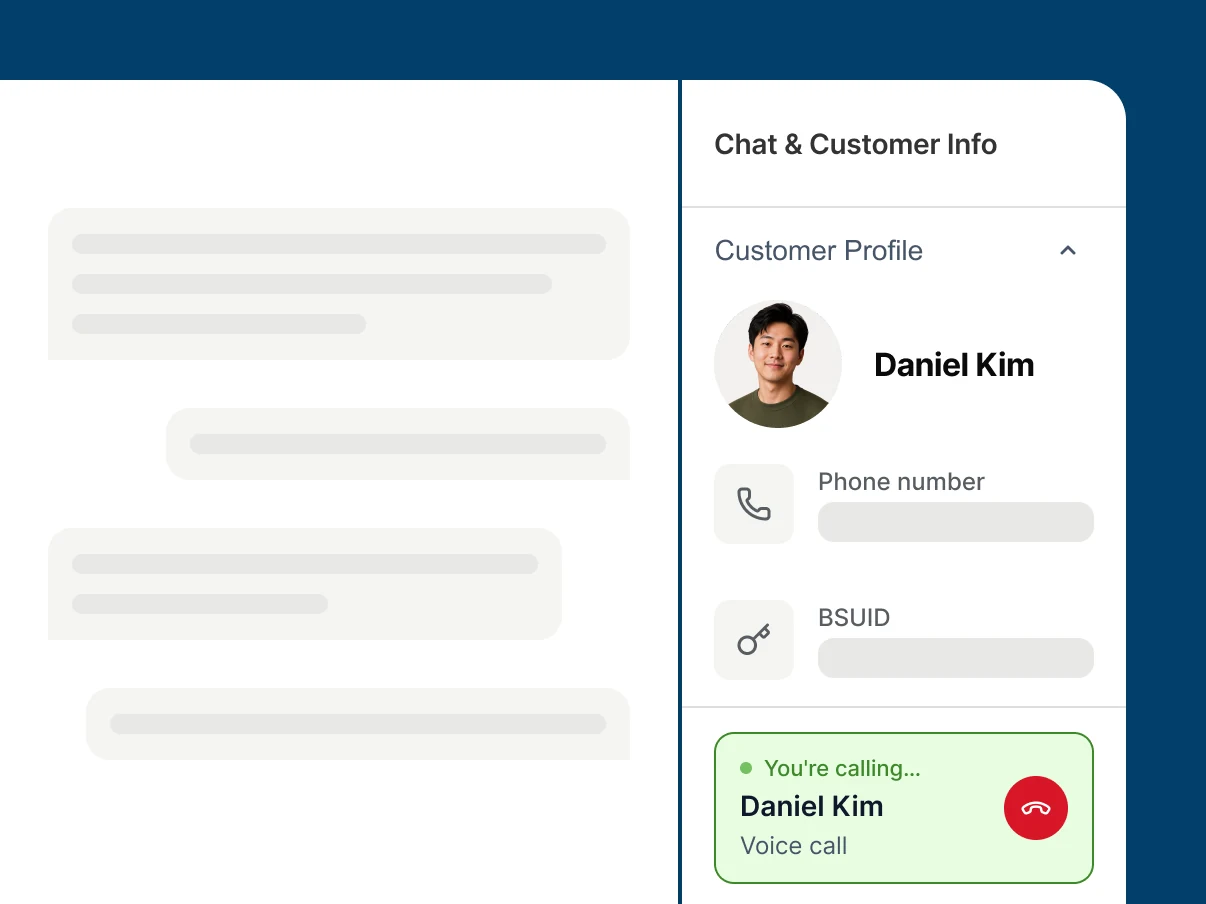 Riwayat chat dan profil pelanggan terbuka di dashboard Qiscus saat panggilan suara ke pelanggan berlangsung