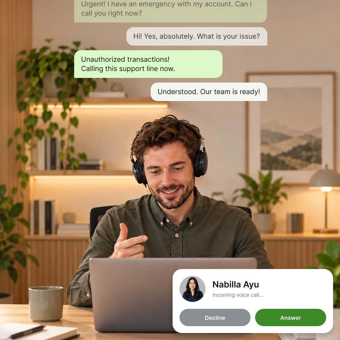 Agent ber-headset menerima telepon pelanggan di laptop, dengan pesan chat pelanggan tampil di atasnya